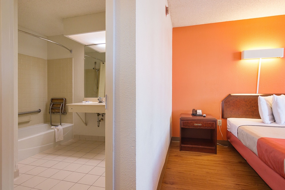 Motel 6 Newnan GA - photo 14