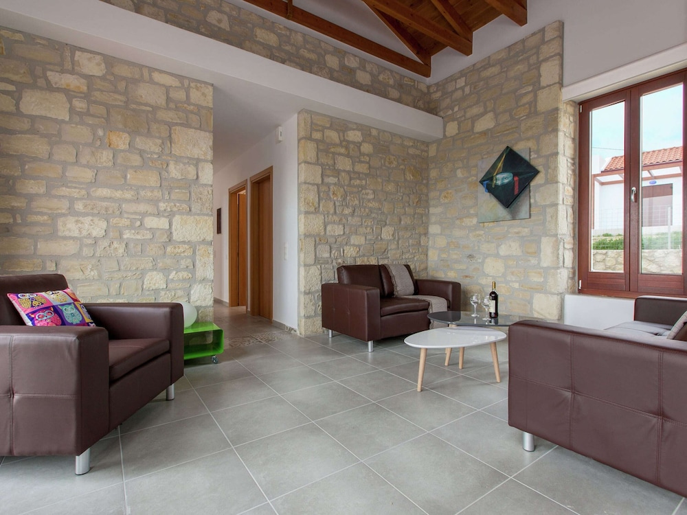 Villa in Arkadi With Pool Near the Sea — 4-Star Luxury Hotel in Rethymno, Greece