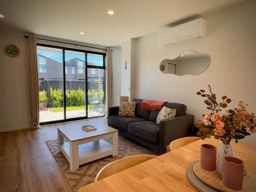 Luxury 2Bed2Bath Standalone Home With Parking — 4-Star Luxury Hotel in Christchurch, New Zealand