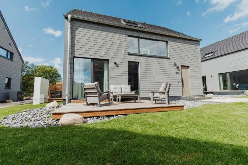 NEU Rügen Resørt Sagard großzügige gemütliche Doppelhaushälfte Emma mit Terrasse — hotel in Sagard