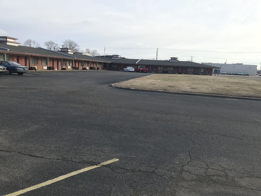 Village Inn Salina - photo 40