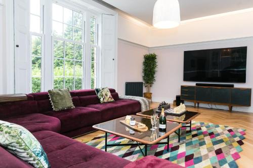 The West Wing at Hillthorpe Manor by Maison Parfaite Large 5 Bedroom House with Gardens & Private Hot Tub — 4-Star Luxury Hotel in Pontefract, United Kingdom