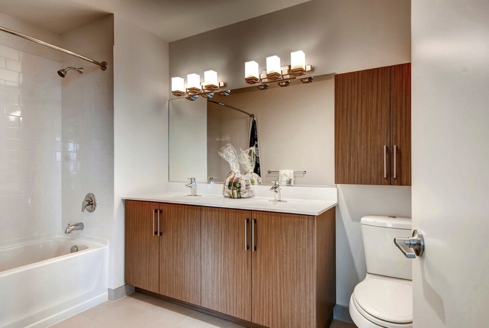 Global Luxury Suites at Newport - photo 48