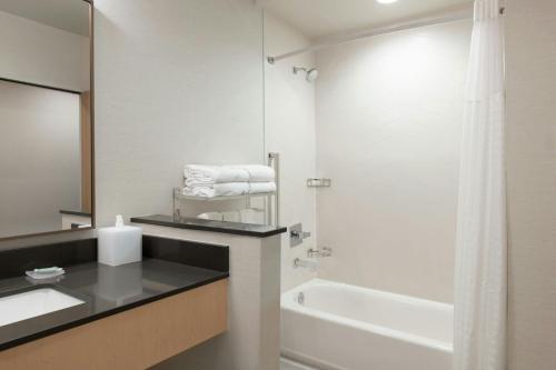 Fairfield by Marriott Inn & Suites Kansas City at The Legends - photo 4