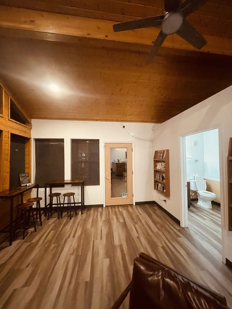 Majestic Mountain Inn - photo 2