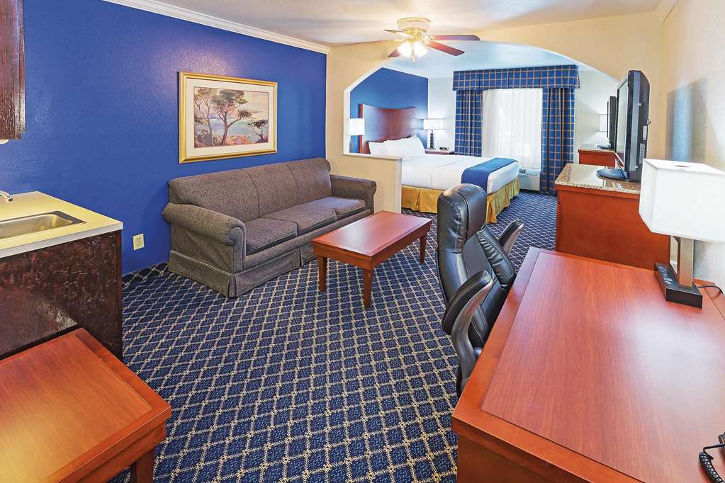 La Quinta Inn & Suites by Wyndham Dalhart - photo 24