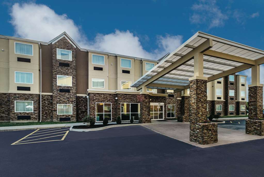 La Quinta Inn & Suites by Wyndham Collinsville St. Louis - featured photo