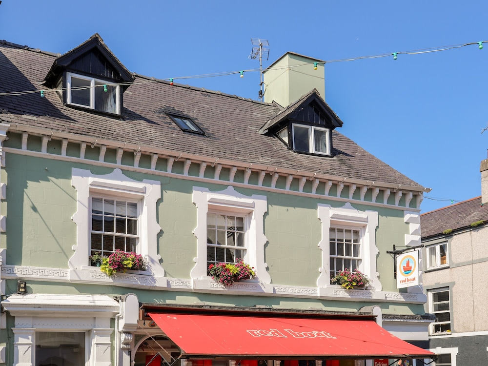 Above Deck — 4-Star Luxury Hotel in Beaumaris, United Kingdom