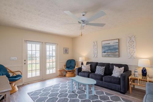 Pelican Palace by Oak Island Accommodations - photo 35