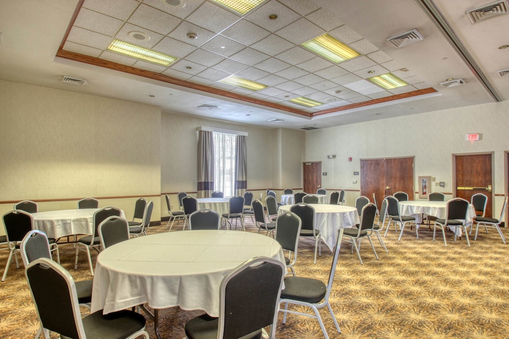 Comfort Suites Milwaukee Airport - photo 65
