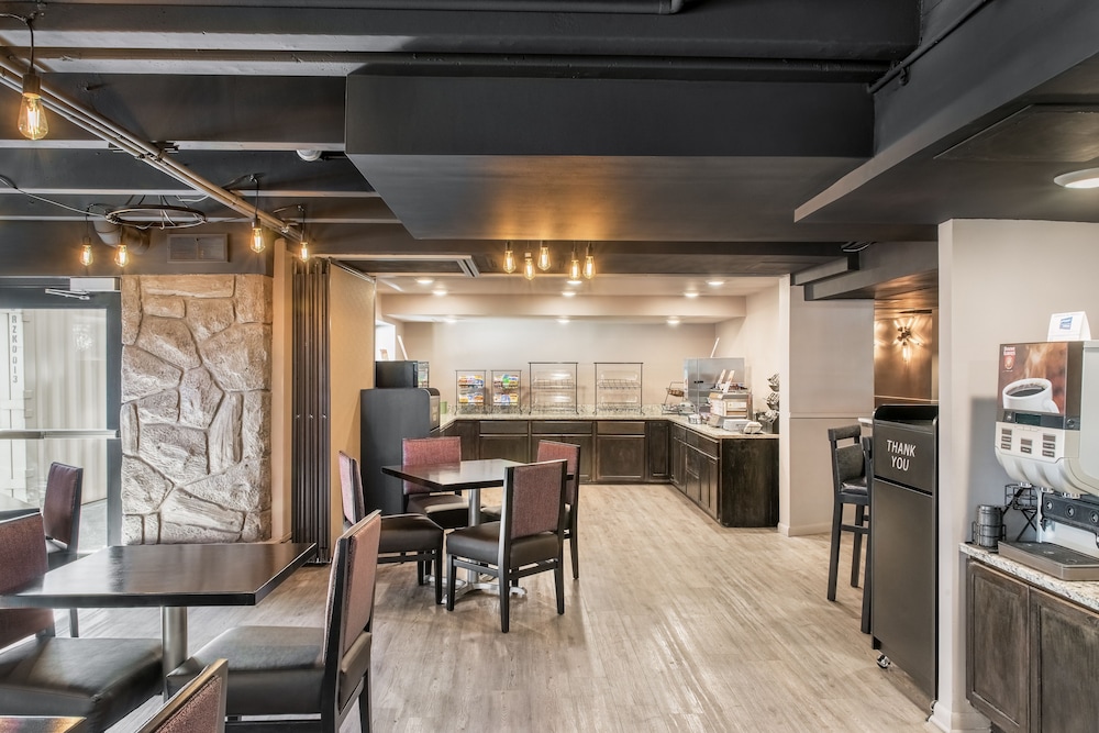 Best Western Plus Milwaukee West - photo 46
