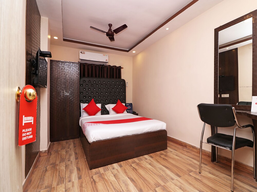 OYO 13579 Hotel Royal Crowne — hotel in Kolkata
