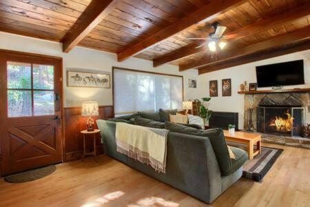 Red Door Cottage Fireplace bbq 12 mi to Yosemite — 4-Star Luxury Hotel in Oakhurst, United States