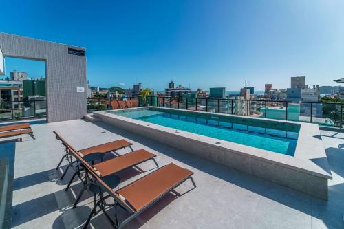 Adra 304 Apartamento no centro de Bombinhas Rooftop com piscina e academia À poucos metros da praia