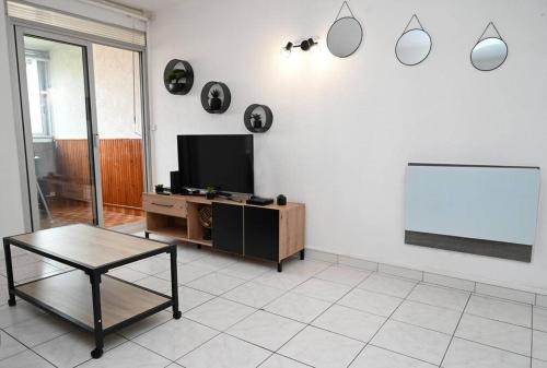 Charmant Studio Cabine Avec Parking in Frejus, France