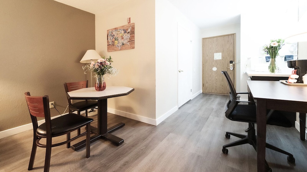 Econo Lodge Sequim - photo 4