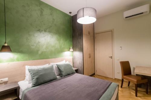 Luxury 3 BR apartment by Freedom square City Center