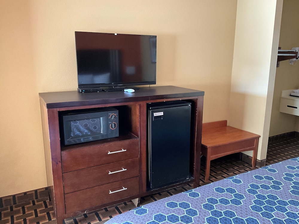 Executive Inn & Suites - photo 4