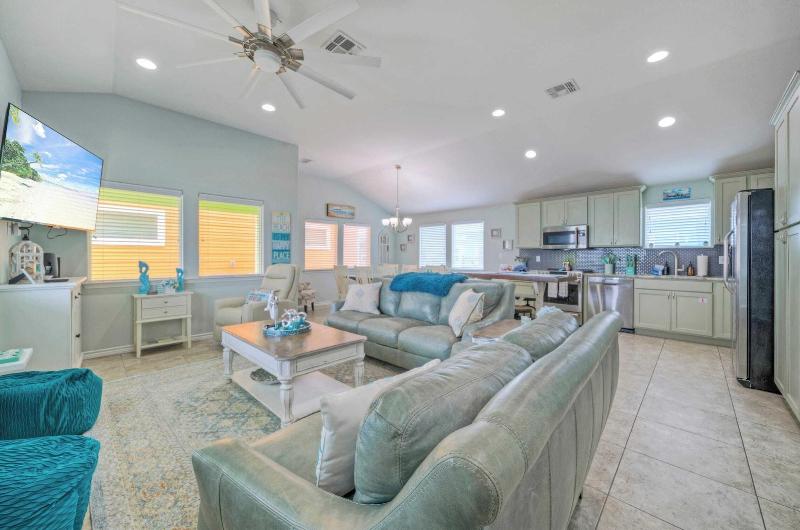 Reel Life Dreams by Avantstay Pool Near Beach - photo 17