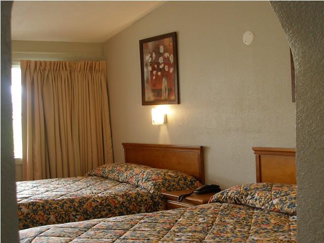 Red Carpet Inn Virgina Beach - photo 4