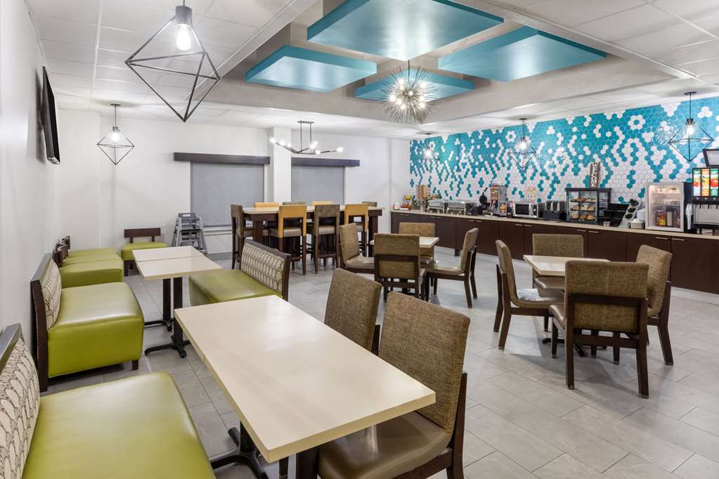 La Quinta Inn & Suites by Wyndham Angleton - photo 60