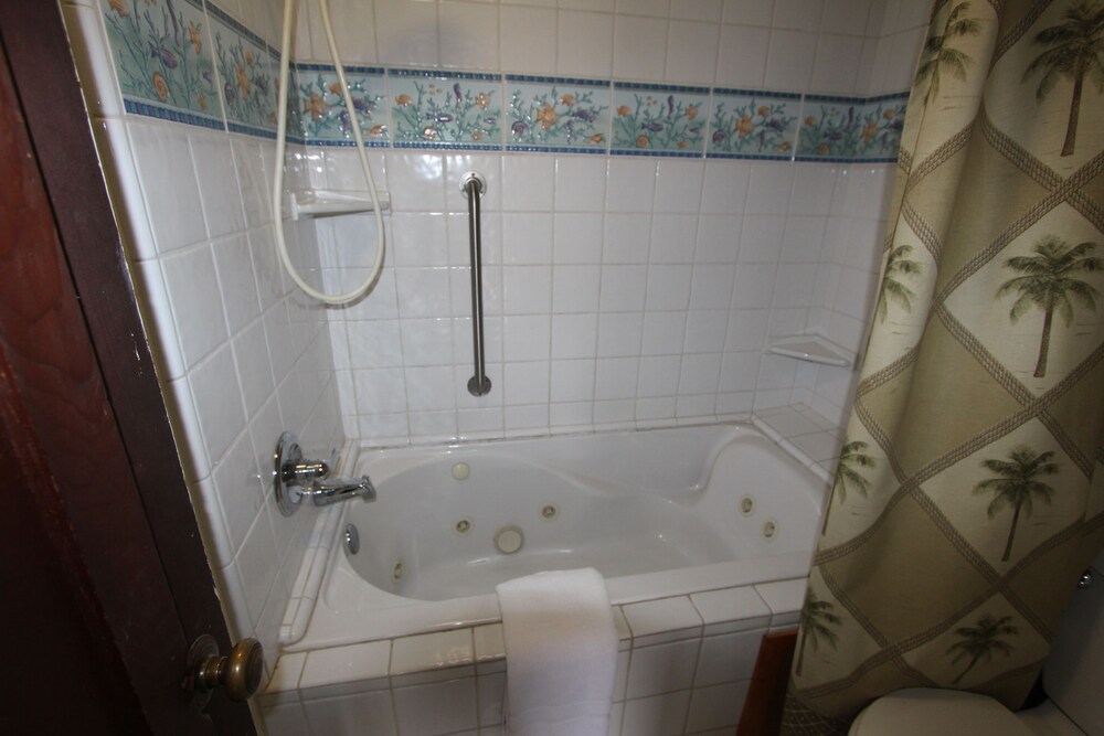 Edgewater Beach Inn - photo 54