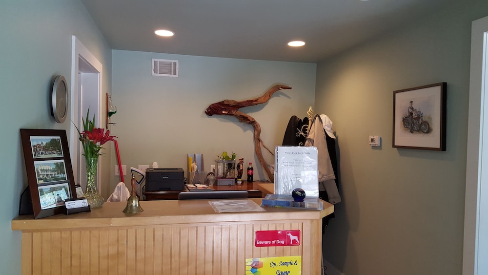 Captain's Quarters Motel - photo 3