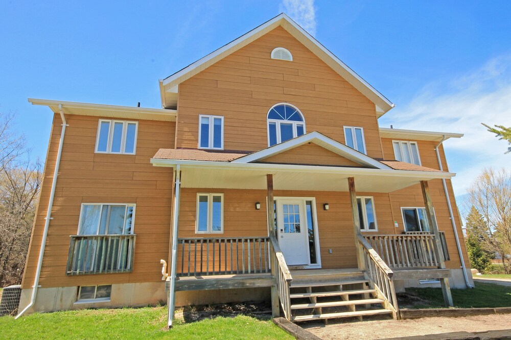 The Blue Mountains Chalet for 20 8BR Bliss w Hot Tub — 4-Star Luxury Hotel in Collingwood, Canada