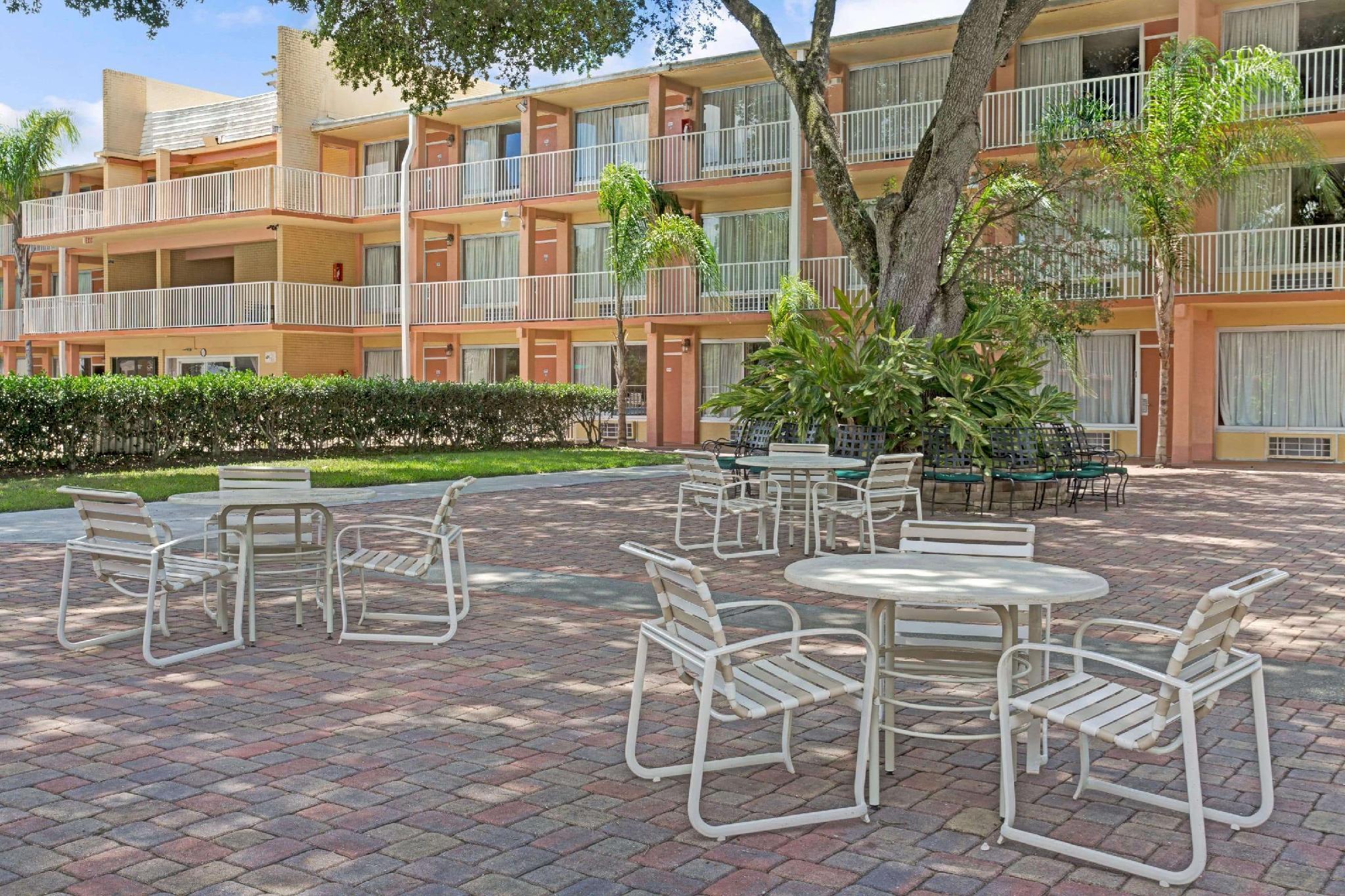 Howard Johnson Inn Tropical Palms Kissimmee - photo 20