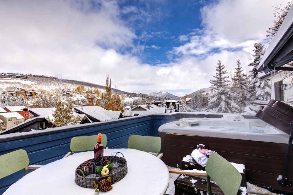 Aspen Grove Between Deer Valley and Main St Awesome views with a Hot Tub AC for summer AGC 8 by KBM — 4-Star Luxury Hotel in Bridgeport, United States