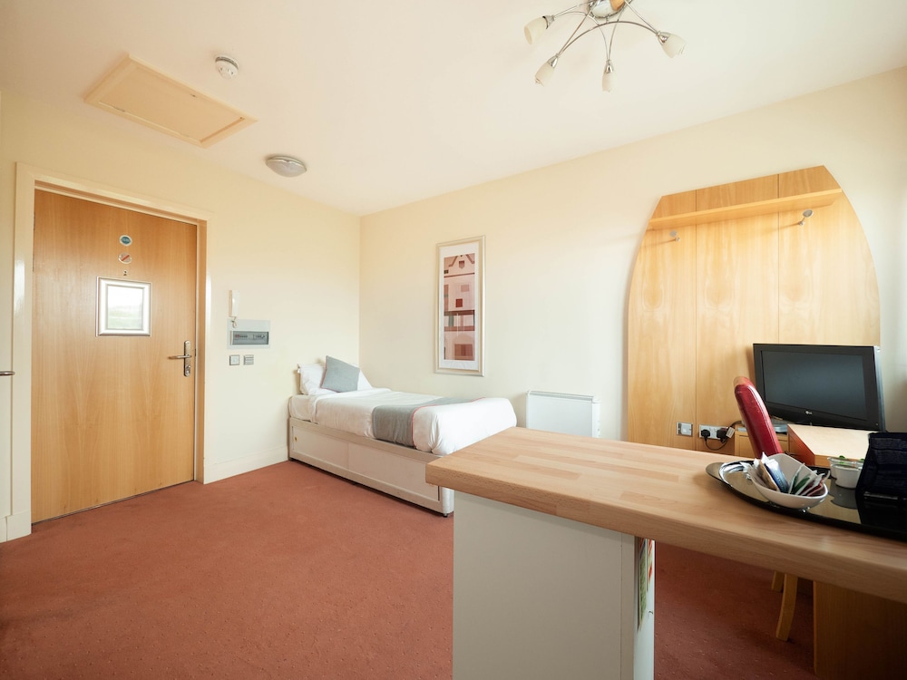 Oyo Flagship Chase Suites — hotel in Cannock