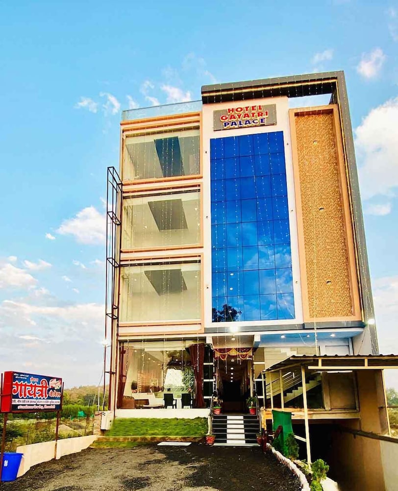 Hotel Gayatri Palace in Khandwa, India