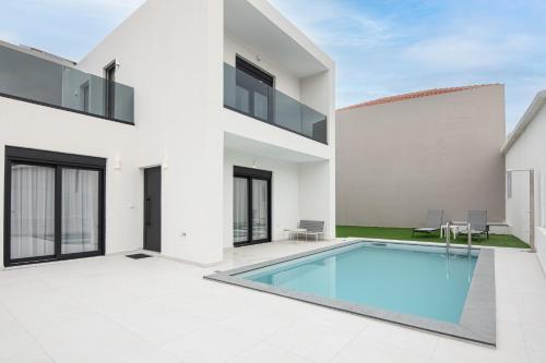 Tolis Exclusive Villa — 4-Star Luxury Hotel in Kissamos, Greece