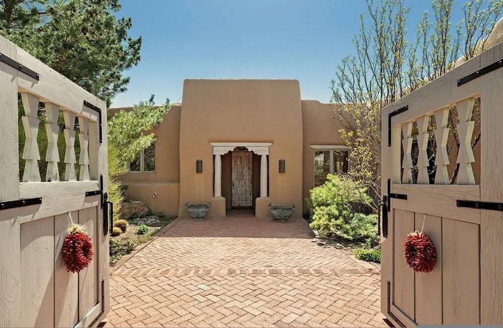 Villa Namaste Luxury Mountain View Home with Casita — 4-Star Luxury Hotel in Santa Fe, United States