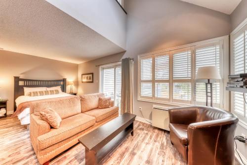 Condo 212 at North Creek Resort by Vacasa in Collingwood, Canada