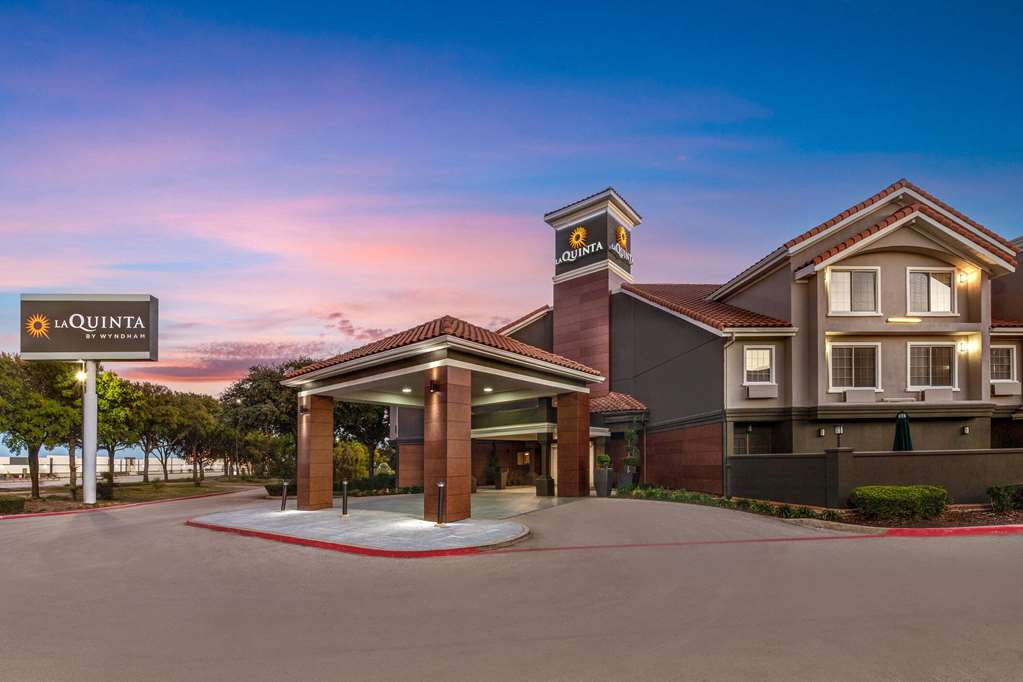 La Quinta Inn & Suites by Wyndham Dallas DFW Airport North - featured photo