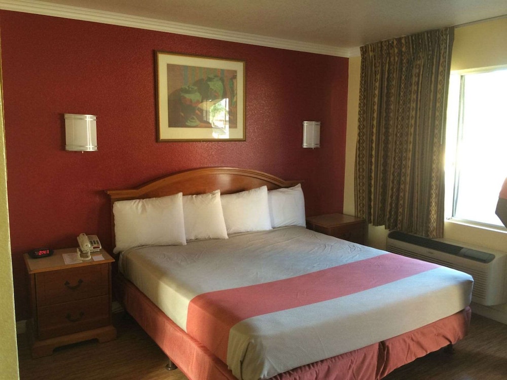 Vagabond Inn Hemet - photo 2