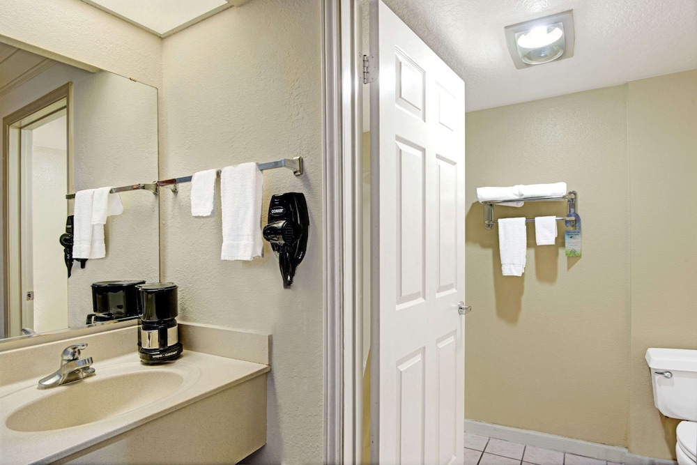 Days Inn by Wyndham San Antonio Airport - photo 24