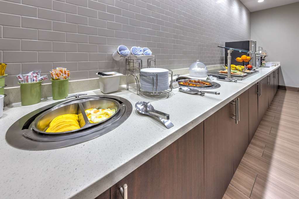 La Quinta Inn & Suites by Wyndham Tyler University Area - photo 28