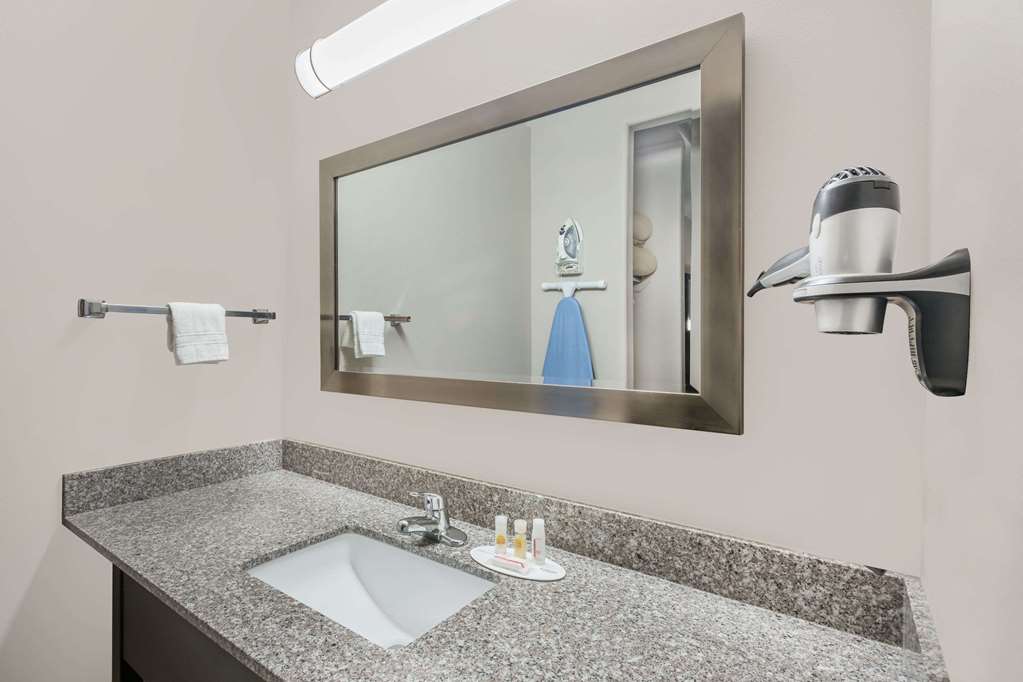 Days Inn by Wyndham Dilley - photo 8