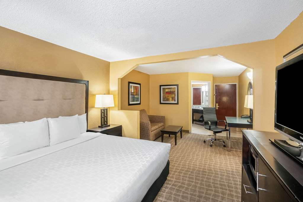 La Quinta Inn & Suites by Wyndham Hot Springs - photo 42
