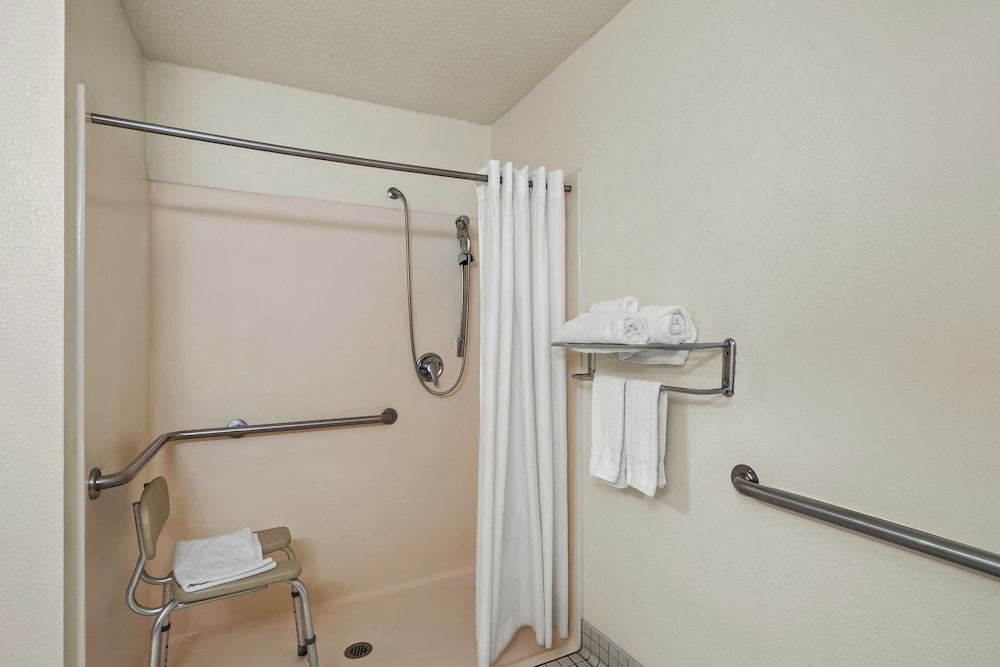HomeTowne Studios by Red Roof Detroit Livonia - photo 11