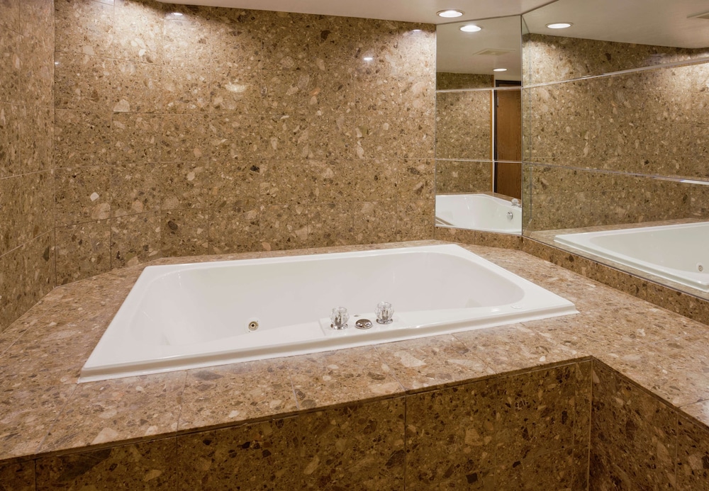 Hampton Inn Duluth Canal Park - photo 40