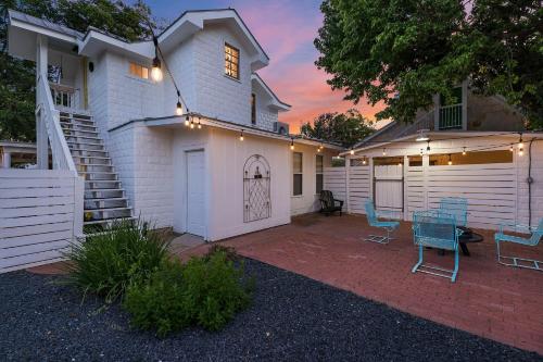 Stonewall Bungalow 3 Sleeps 4 — 4-Star Luxury Hotel in Stonewall, United States