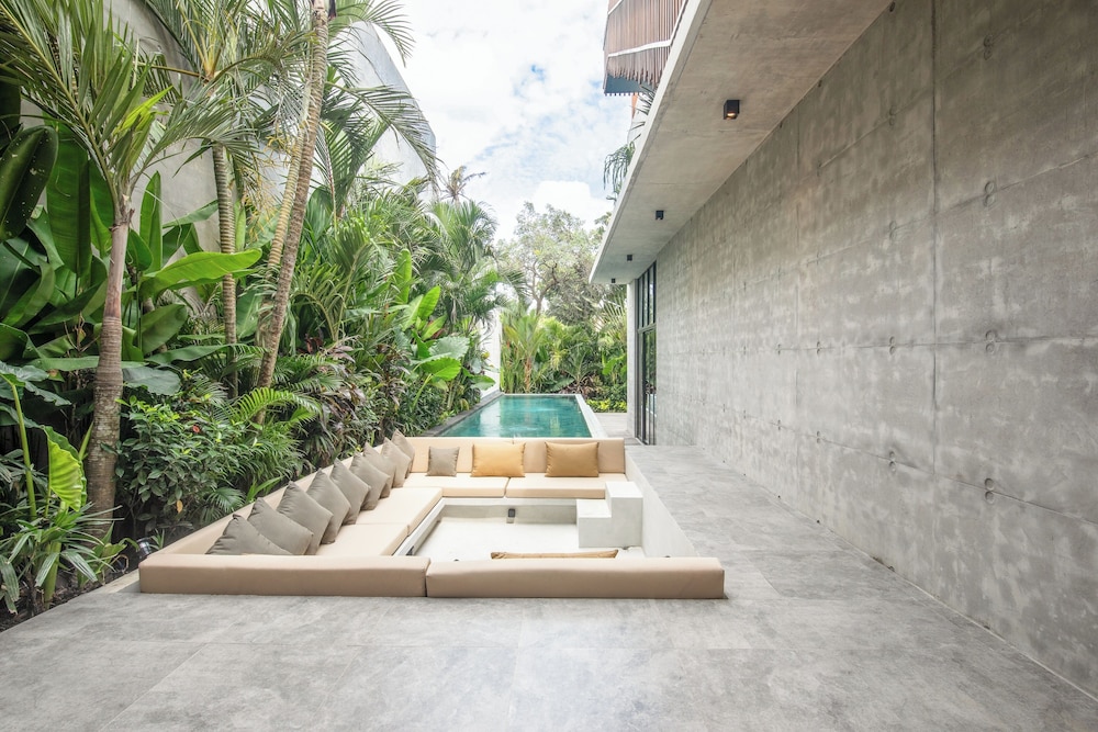 Modern 4 BR villa heart of Canggu 8mins to beach — 4-Star Luxury Hotel in Canggu, Indonesia