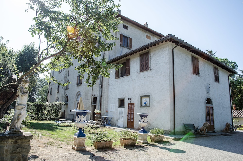Agriturismo Villa Augusto — 4-Star Luxury Hotel in Cortona, Italy