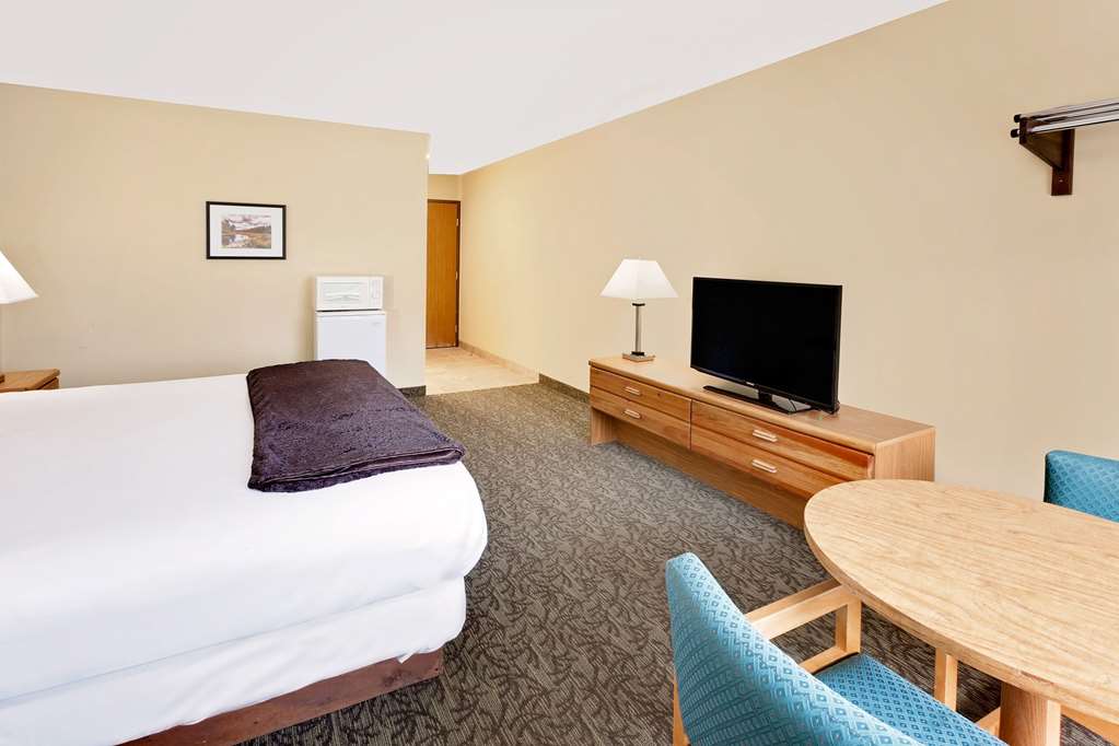 Days Inn by Wyndham Cadillac - photo 7