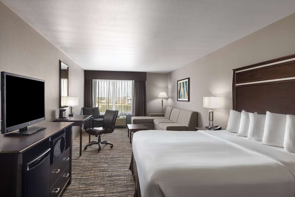 La Quinta Inn & Suites by Wyndham Sioux Falls - photo 32