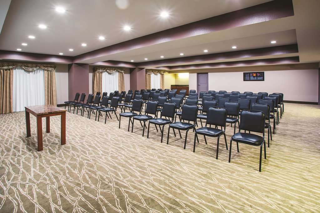 La Quinta Inn & Suites by Wyndham Russellville - photo 22