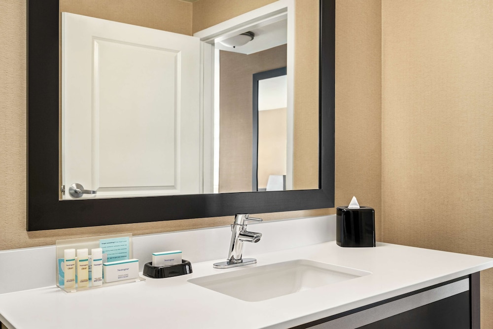 Hampton Inn Portland Downtown Waterfront - photo 32